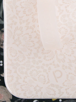 A close up of a Lovely Lace Loopy Case. || feature-media